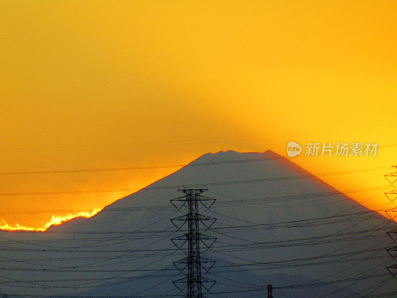 日本。11月底。富士山上的日落。