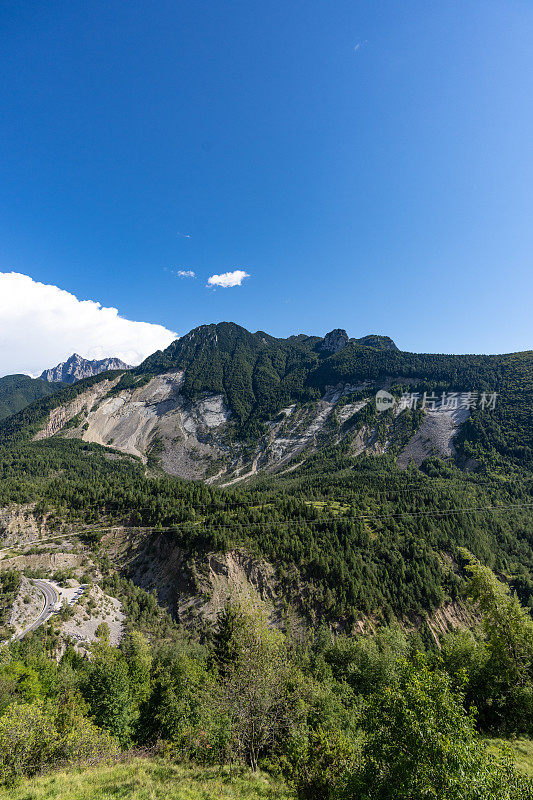 高山景观在维昂特大坝峡谷，托克山前方