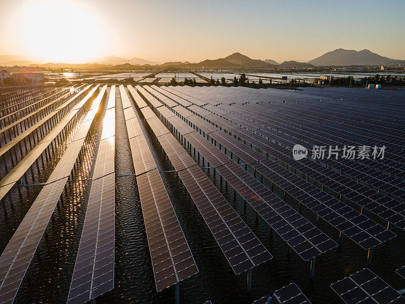 日落时海上太阳能发电厂的鸟瞰图。