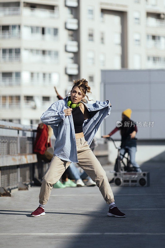 年轻女人跳舞