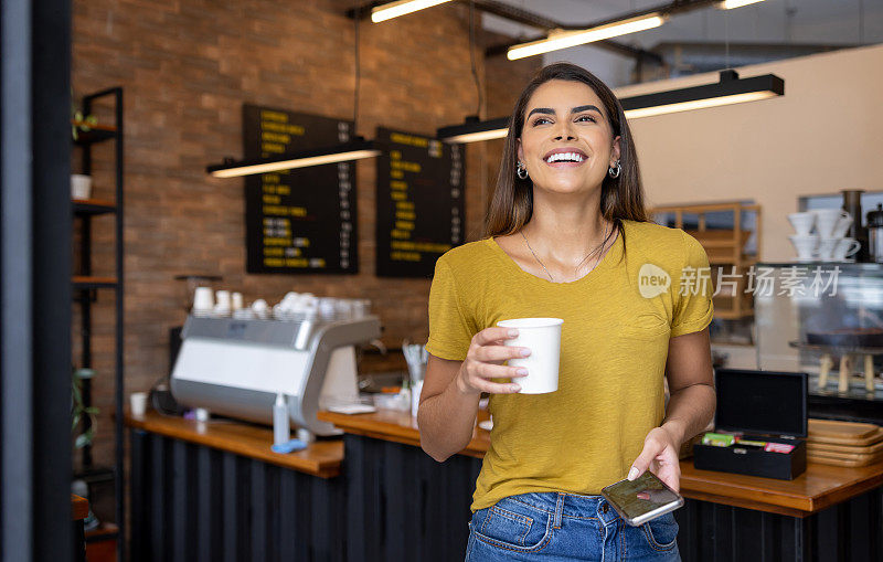 离开咖啡馆的快乐女人买了一杯咖啡就走了