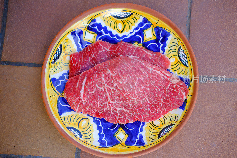 传统的伊比利亚猪肉牛排在典型的西班牙盘子