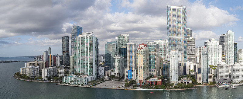 从鸟瞰图中可以看到迈阿密市中心海滨布里克的现代高楼大厦。超大，高分辨率的拼接全景图。