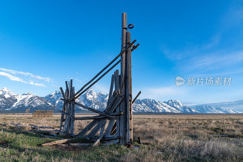 带有旧金属部件和大门的木柱是大提顿国家公园旧畜栏的遗迹