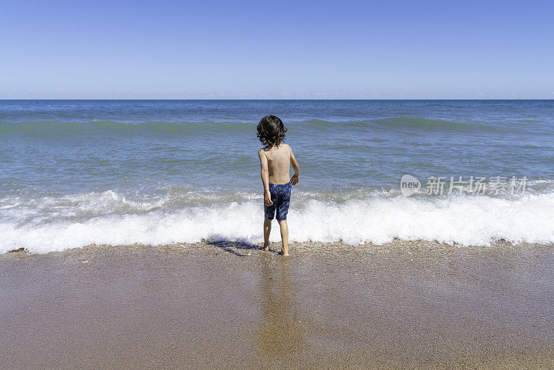 孩子们在海边度暑假