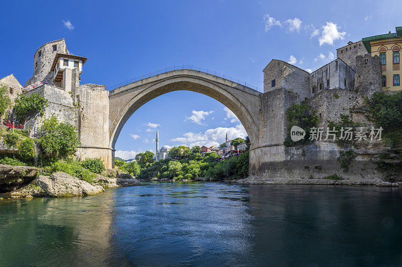 在波斯尼亚和黑塞哥维那的莫斯塔尔，穿过内雷特瓦河的旧桥