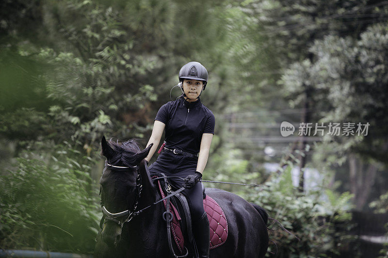 盛装舞步，女人带着她的马驰骋