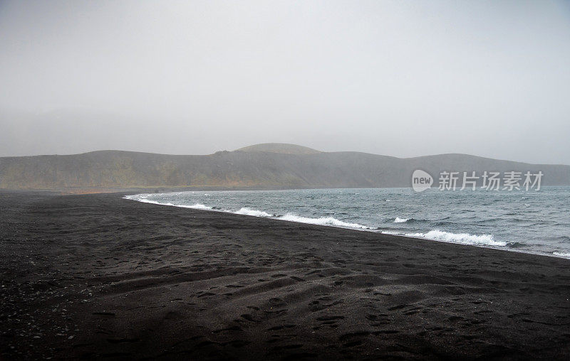 冰岛雷克雅未克附近的克莱法瓦湖，在一个雾蒙蒙的日子里，有低上升的雾