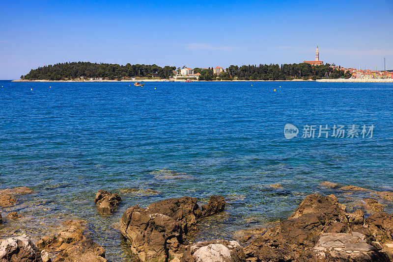 Rovinj海岸线从遥远的位置上看到岩石海岸在蓝色的大海