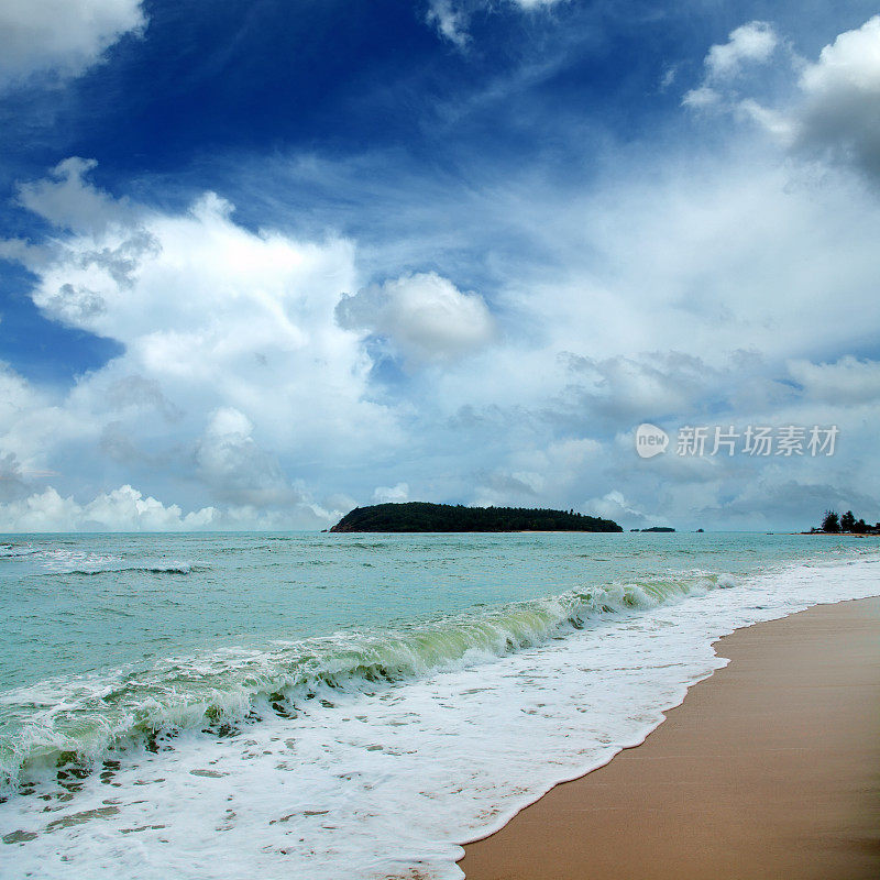 阳光明媚的热带岛屿，空旷的沙滩，壮观的天空
