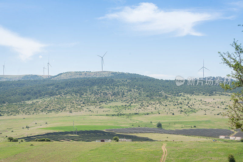安纳托利亚山谷的太阳能发电站和风力涡轮机