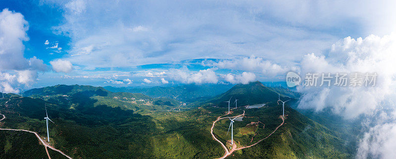 山上的风力发电场景