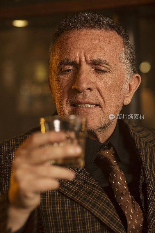 复古风格，欢乐画像复古浪漫老式，老男人在老酒吧，酒吧餐厅喝威士忌。