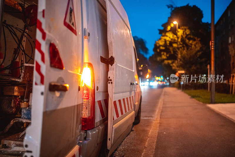 道路维修人员的面包车停在街上