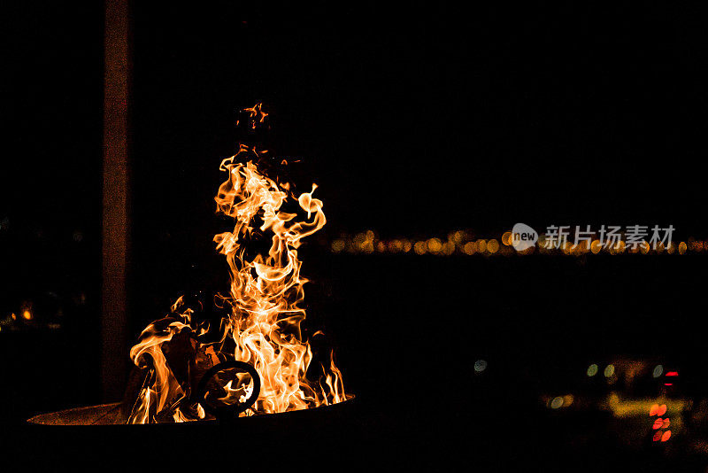 露营火在夜间水平照片