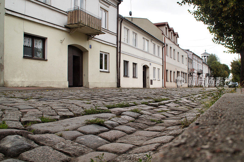 洛维茨铺好的石头立方体街道