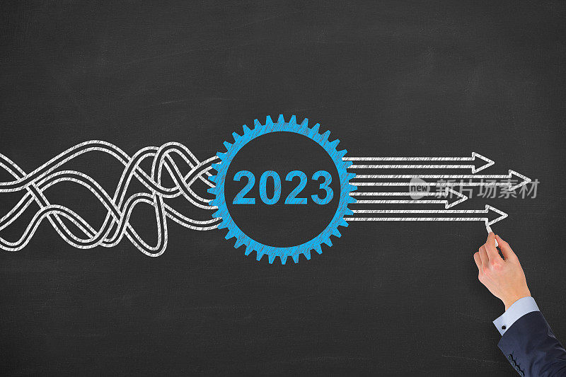 解决方案概念2023年的黑板背景