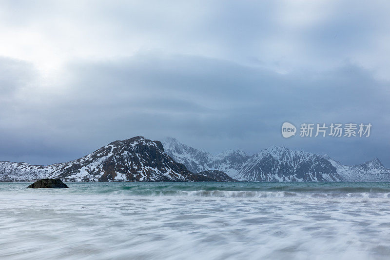 挪威北部罗浮敦群岛的北极冬季景观。北海沿岸的风景