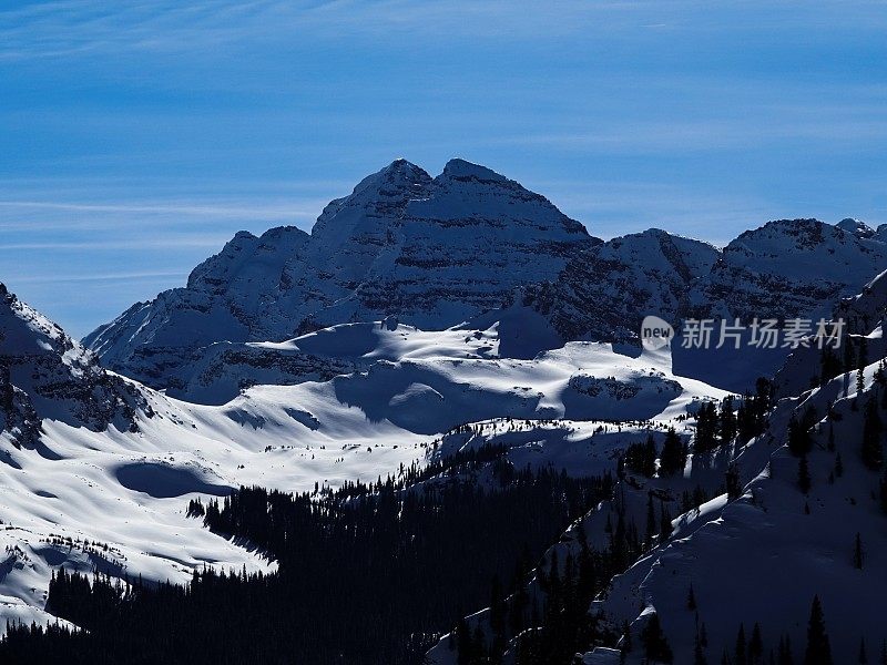 从麋鹿营滑雪缆车顶上看到的栗色铃铛。科罗拉多州斯诺马斯。