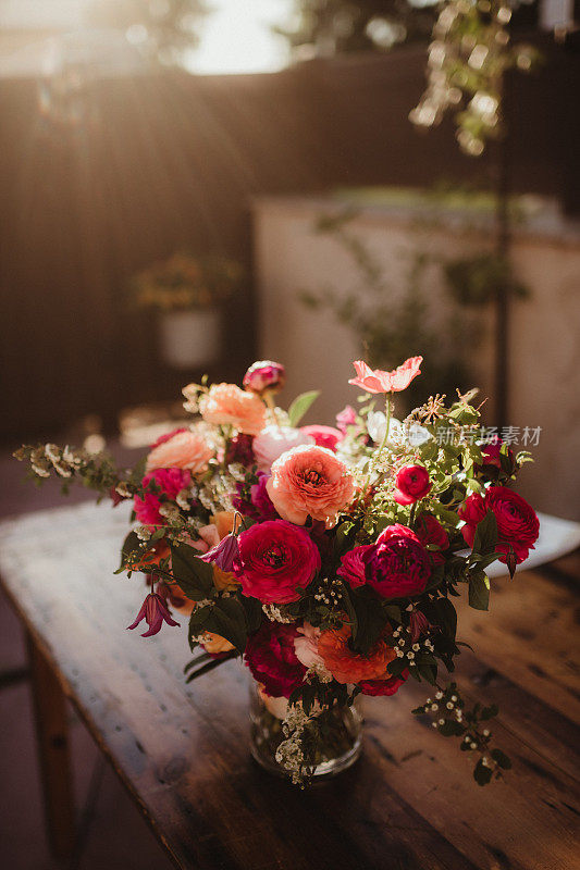 色彩鲜艳的婚礼花束