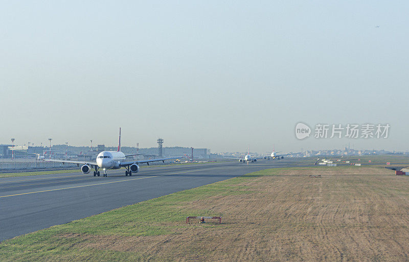 在土耳其伊斯坦布尔新国际机场等待起飞的航空公司飞机