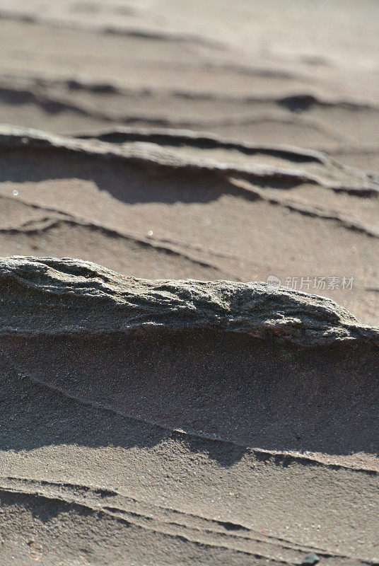 砂岩表面沉积地层的垂直照片