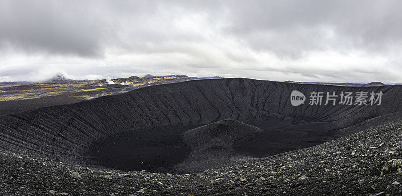 冰岛Hverfjall火山口全景，远处有地热发电站