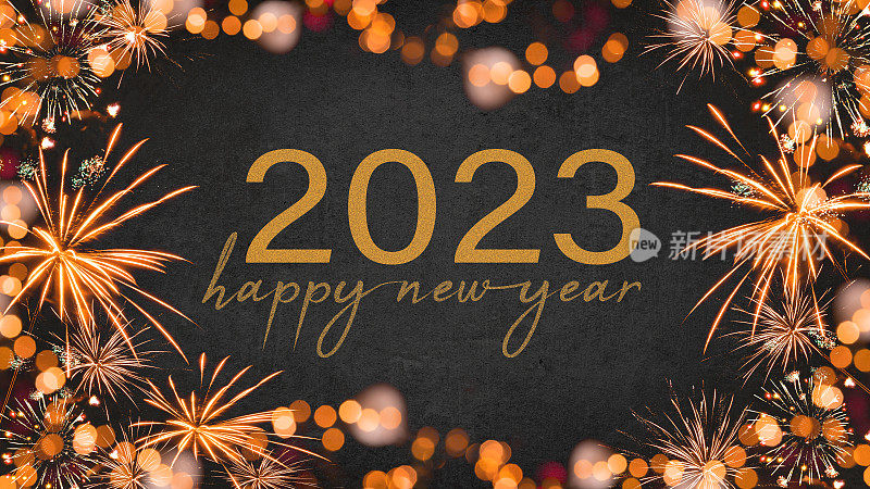 2023年新年快乐-节日silvester跨年派对背景贺卡-框架制成的橙色烟花在漆黑的夜晚。