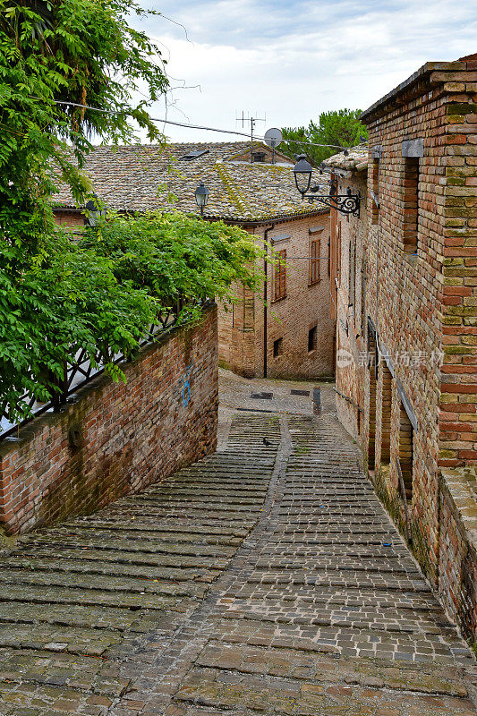 蒙特科萨罗是意大利马尔凯地区的一个中世纪小镇，老房子之间的狭窄街道