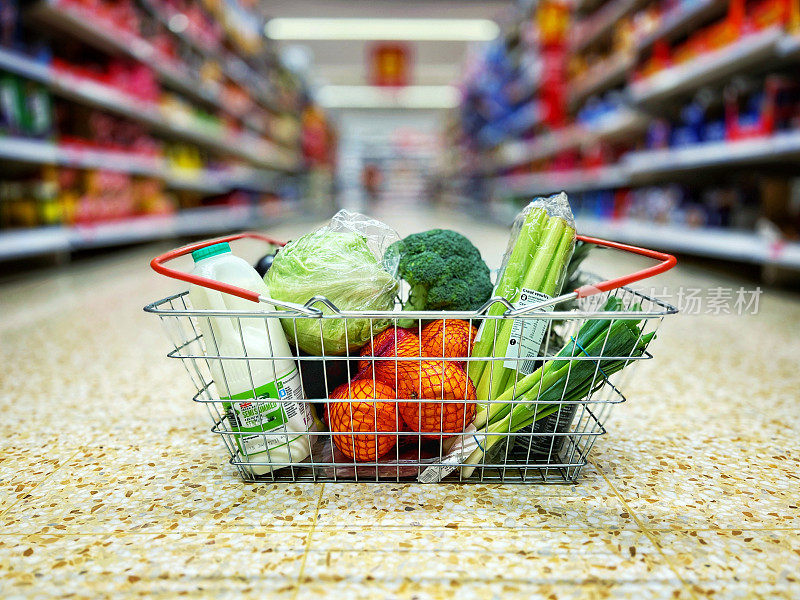 超市过道里装满健康食品的购物篮