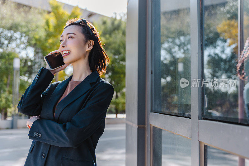 成功的女经理站在城市的大街上。