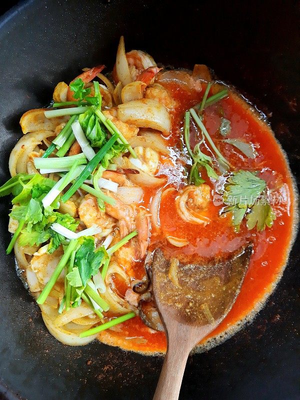 炒菜用咖喱粉炒鱿鱼和虾-食物准备。