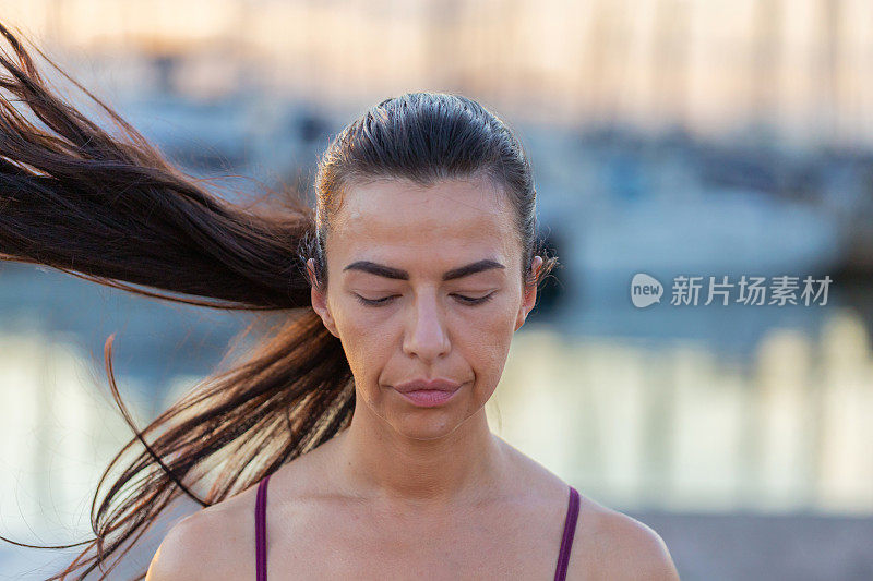 在海边奔跑的女人