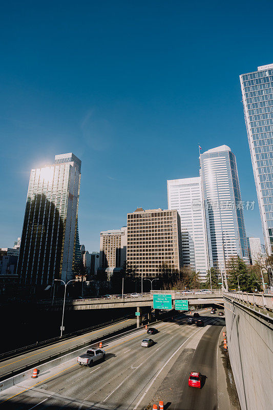 西雅图市区的天际线和州际高速公路