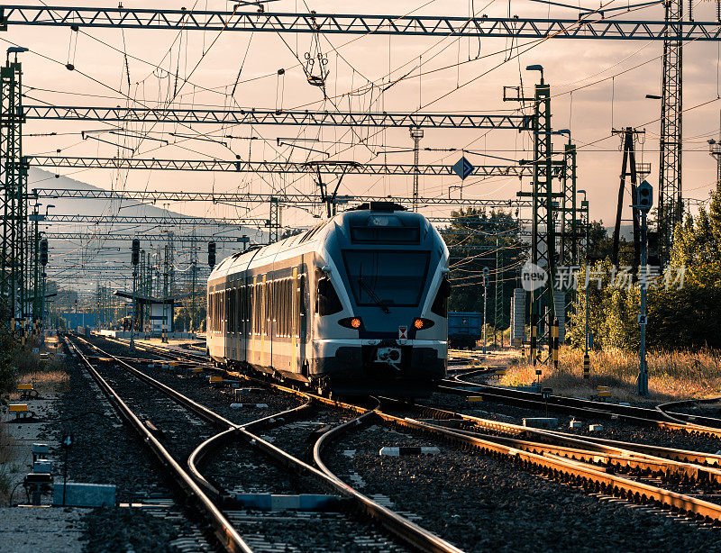 欧洲，匈牙利，日落时分行驶中的高速列车