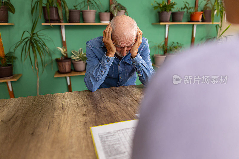 男人在治疗中敞开心扉