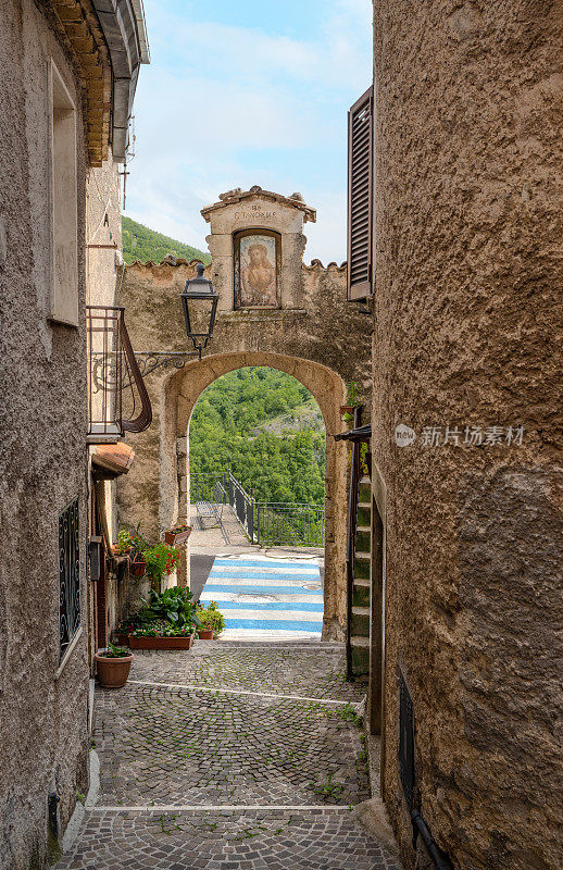 意大利拉齐奥市科尔帕尔多的乡村街道和城门