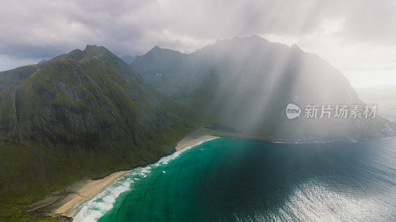 在罗弗敦群岛的夏雨中，从上面俯瞰Kvalvika海滩的壮观景色