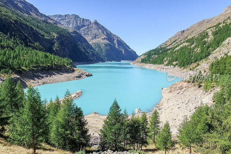 瑞士的高山湖泊景观