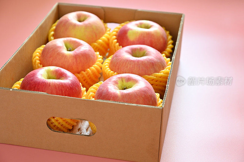 粉色背景的盒子里有漂亮的粉色苹果