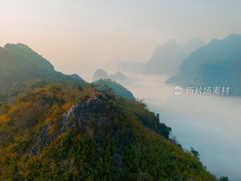 日出时云中喀斯特山脉的鸟瞰图