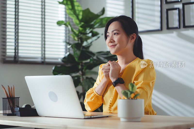 亚洲女人开心的笑着感觉坠入爱河。