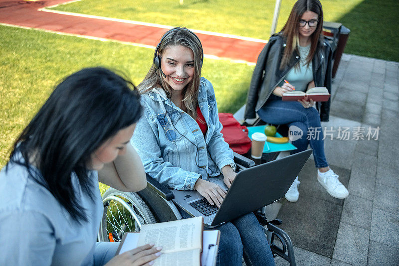 残疾大学生花时间和朋友在外面学习