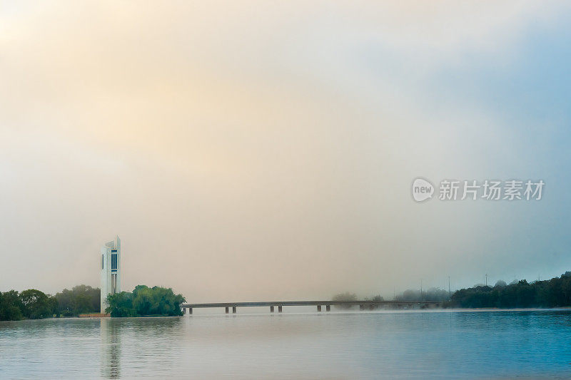 朦胧的影像，伯利格里芬湖和国家Carillon桥