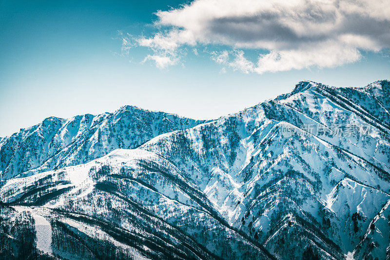 日本白波，白雪皑皑的日本山