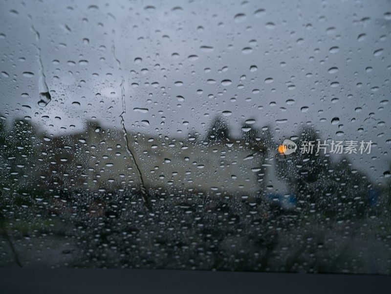 雨滴落在汽车上