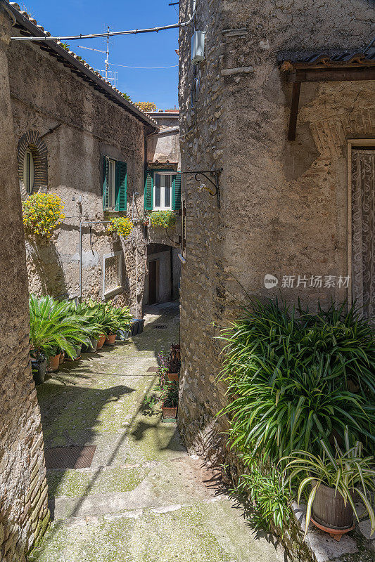 狭窄的小巷，罗坎蒂卡拉齐奥意大利