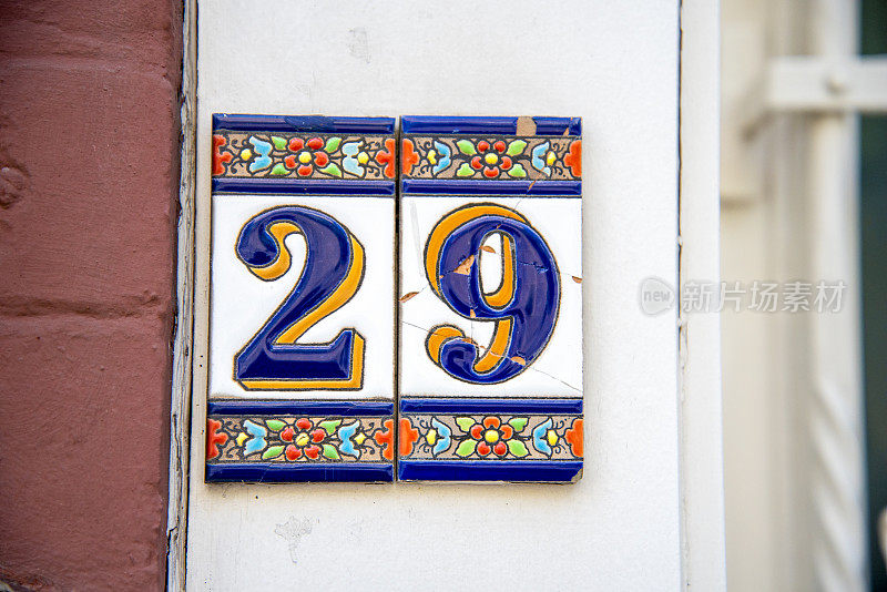 一个写着数字29的旧瓷牌。