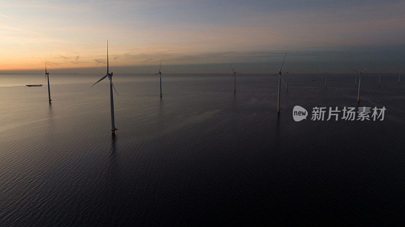 无人机拍摄的海上风力涡轮机与天空的对比