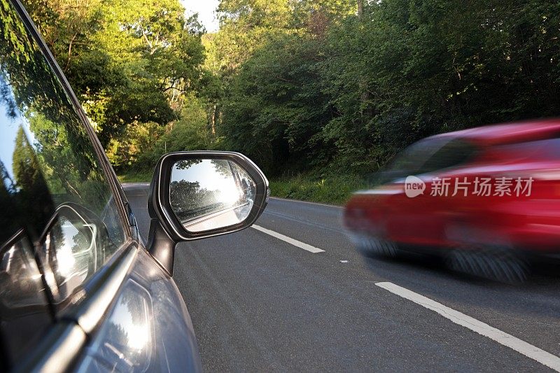 车辆沿着乡村道路行驶